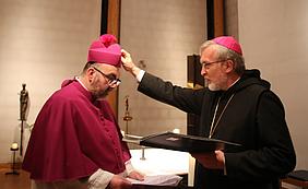 Bischof Hanke überreicht Domkapitular Hörl das Birett. pde-Foto: Geraldo Hoffmann