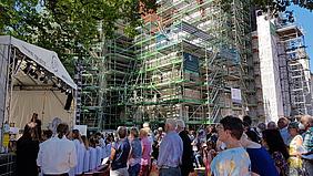 Wie im vergangenen Jahr findet der Gottesdienst zum Willibaldsfest am 2. Juli wieder auf dem Domplatz vor der zur Sanierung eingerüsteten Eichstätter Kathedrale statt. 